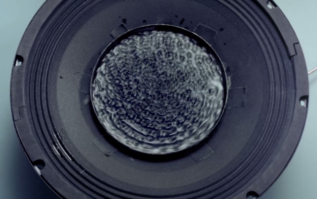 Cymatics: музыкальный клип с научными экспериментами показывает как выглядят звуки