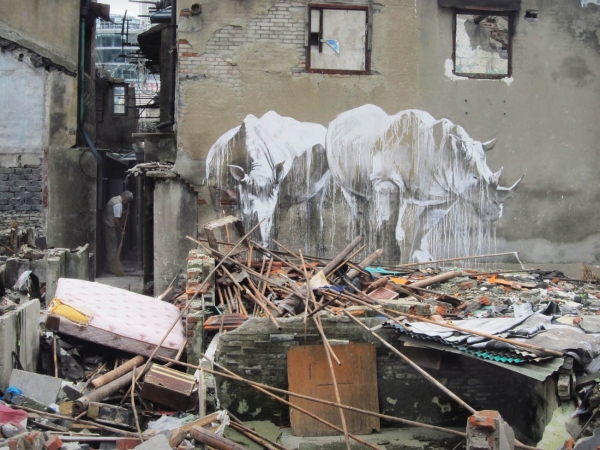 Уличное искусство на фоне разрушительного бедствия в Шанхае, Китай 