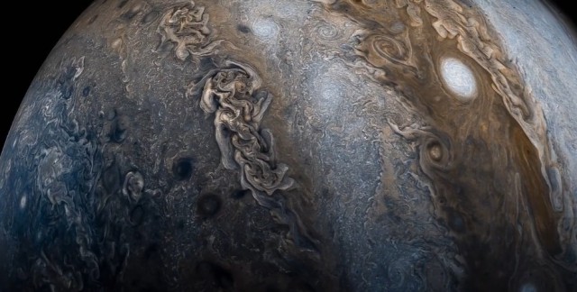 Облетая Юпитер, станция «Юнона» сделала фотографии, из которых получилось зрелищное видео