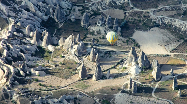 Воздушный шар плывет над Каппадокией