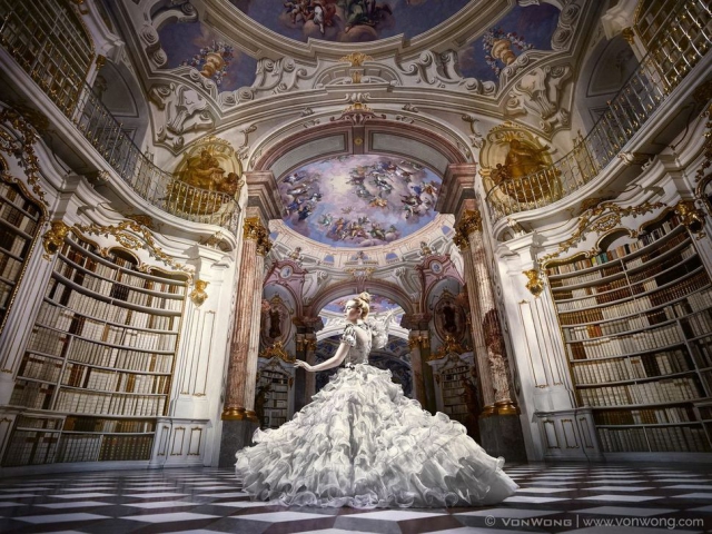 Потрясающая фотосессия в крупнейшей монастырской библиотеке мира