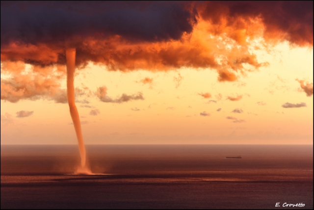 Свирепые капризы природы - 30 фотографий торнадо