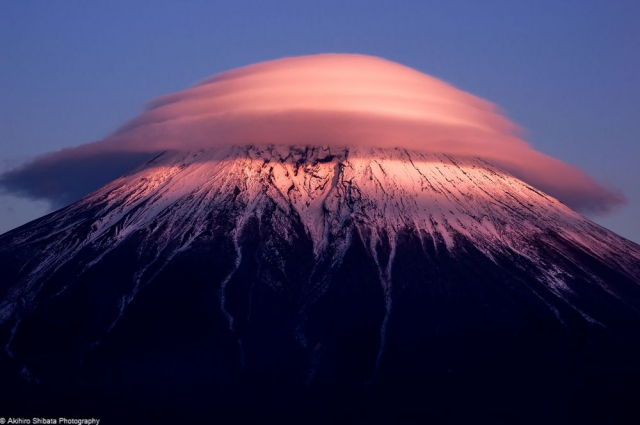 Линзообразное облако над горой Фудзи