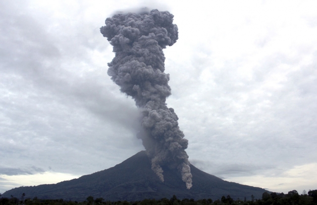 Извержение вулкана Синабунг. Фоторепортаж