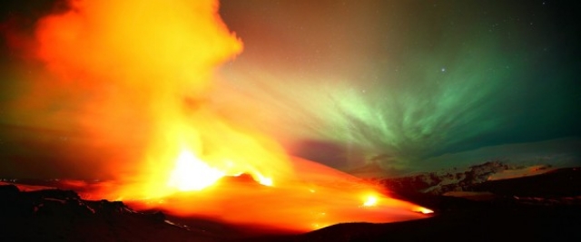 Захватывающие дух изображения извержения вулкана Эйяфьятлайокудль