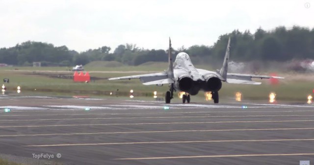 Потрясающий вертикальный взлёт самолёта МиГ-29 – видео