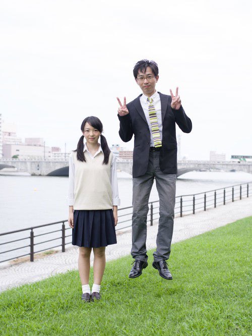 Фото в прыжке: японские папы-бизнесмены и их дочки (12)