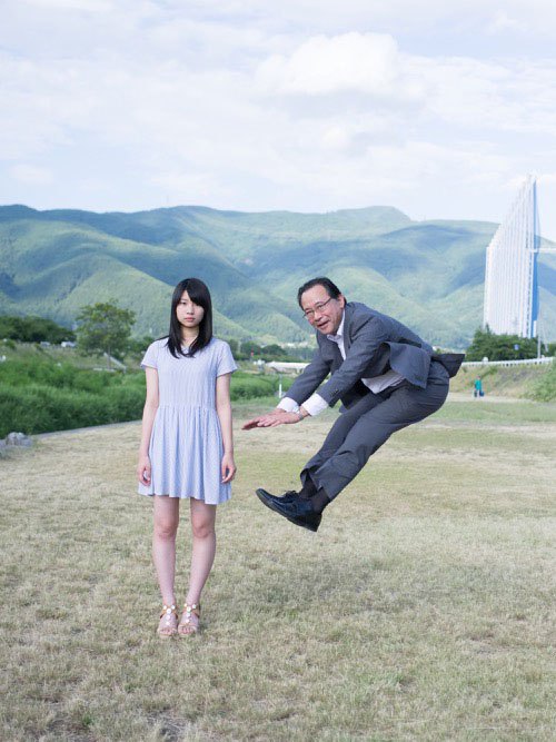 Фото в прыжке: японские папы-бизнесмены и их дочки (2)
