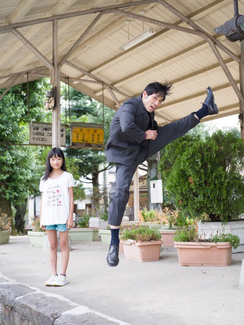 Фото в прыжке: японские папы-бизнесмены и их дочки (9)