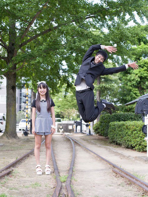 Фото в прыжке: японские папы-бизнесмены и их дочки (8)