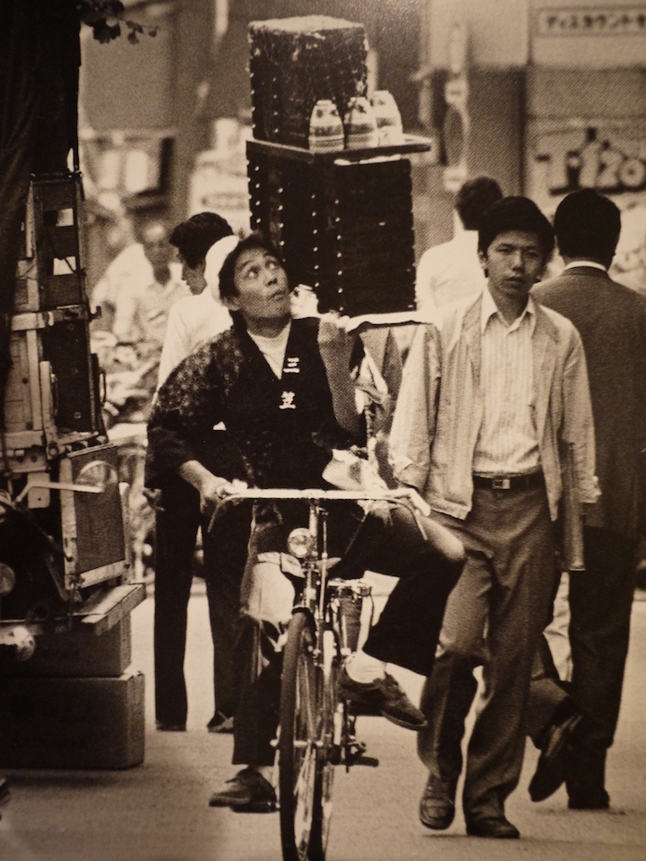 Ретро фотографии из Японии об искусстве доставки еды на велосипедах