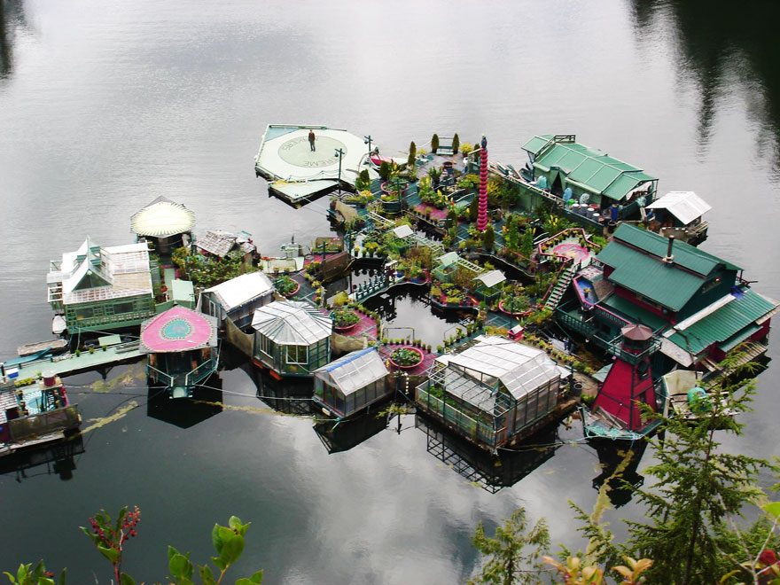 Пара за 20 лет построила самодостаточный плавучий остров-дом-13