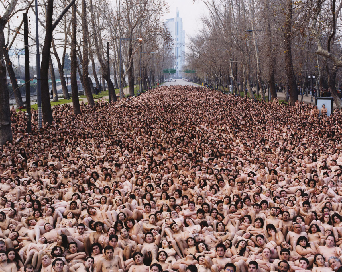 Фотограф Спенсер Туник организует флешмобы обнажённых людей для своих фото-инсталляций