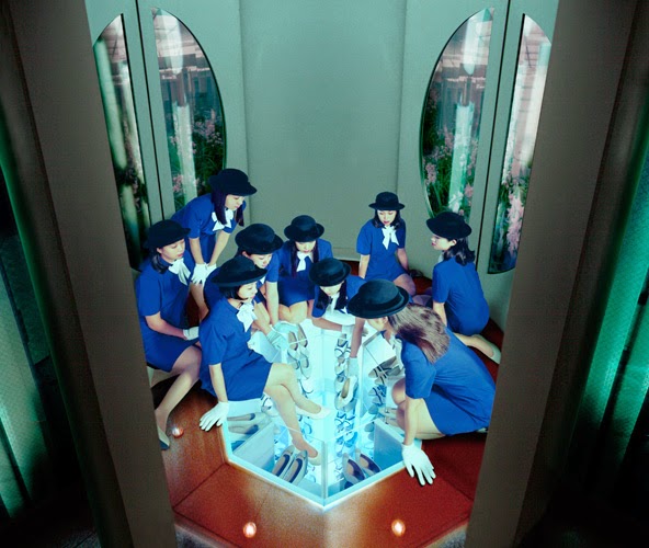 «Девушки-лифтеры», «Мои бабушки» и зрелищные «Сказки» японской фотохудожницы Мивы Янаги