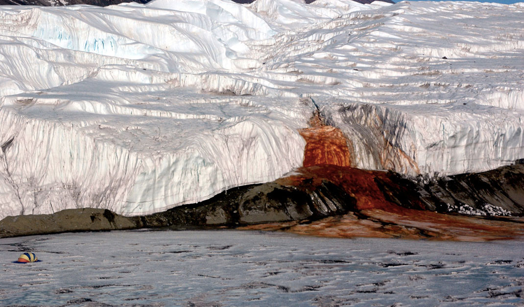 В Антарктиде есть водопад с красной, как кровь, водой