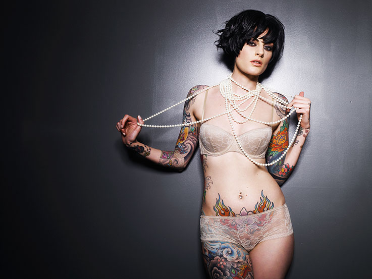 Красивые девушки с татуировками на теле в фотографиях Уорвика Сэйнта