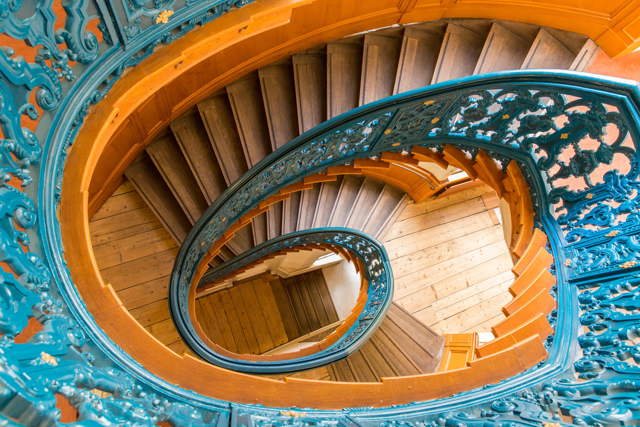 Коллекция чарующих фотографий спиральных лестниц - 8