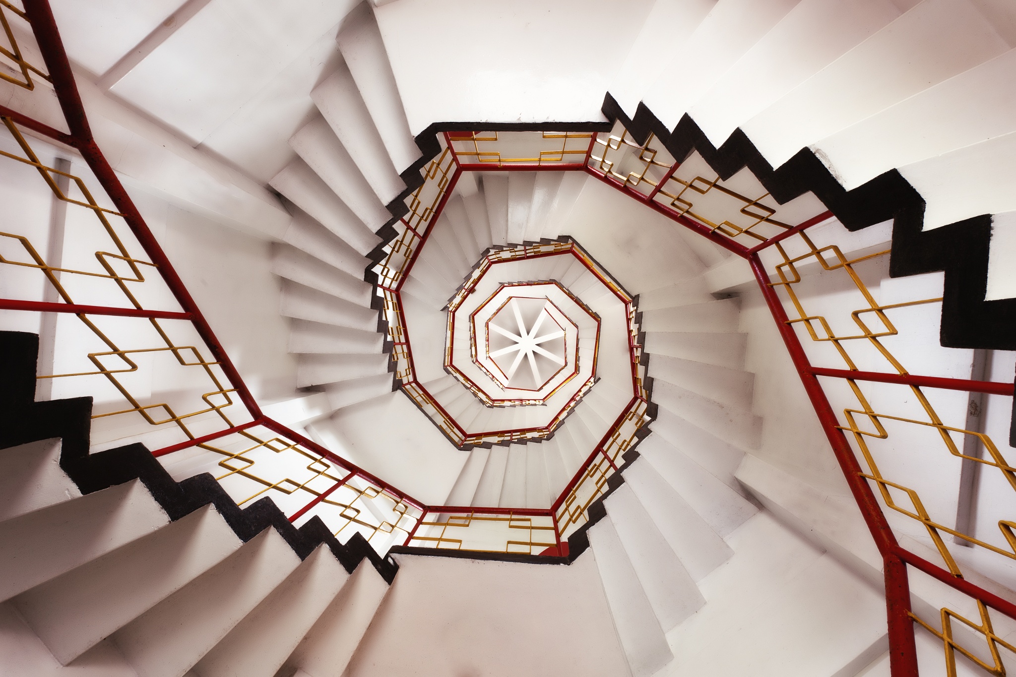 Коллекция чарующих фотографий спиральных лестниц - 16