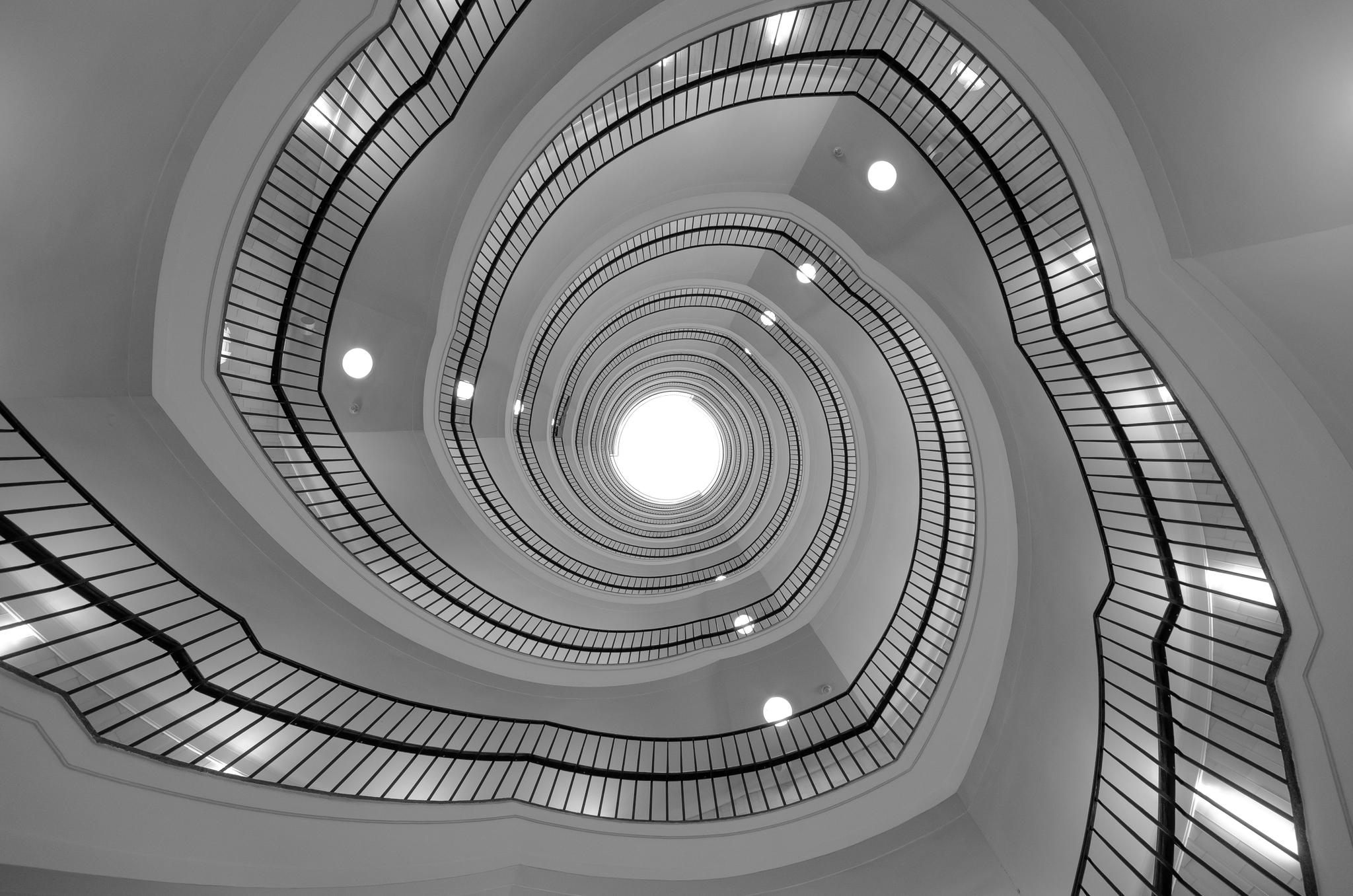 Коллекция чарующих фотографий спиральных лестниц - 10