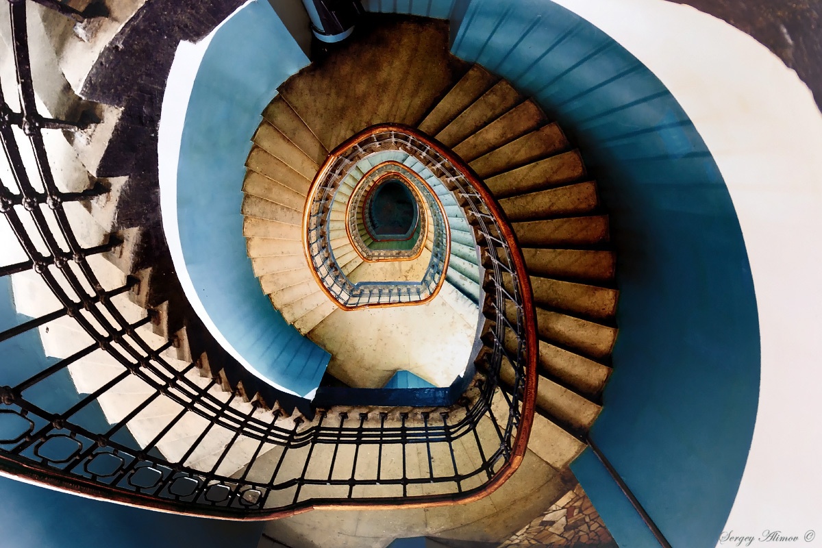 Коллекция чарующих фотографий спиральных лестниц - 12