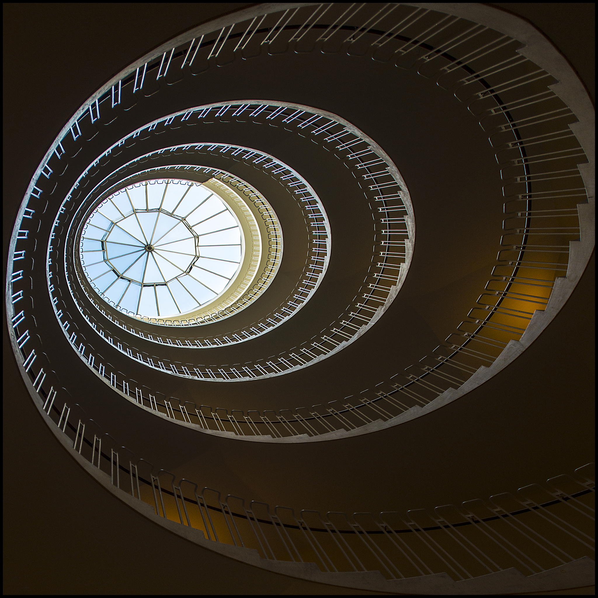 Коллекция чарующих фотографий спиральных лестниц - 4