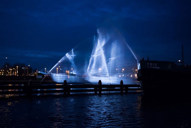 В Амстердаме воссоздали корабль-призрак «Летучий голландец» из воды и света (1)