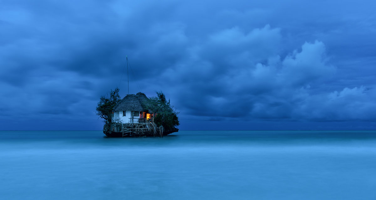 The Rock ekzoticheskii restoran na poberezhe Zanzibara
