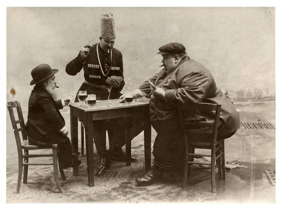 Самый высокий, толстый и маленький человек Европы играют в карты (1913 год)