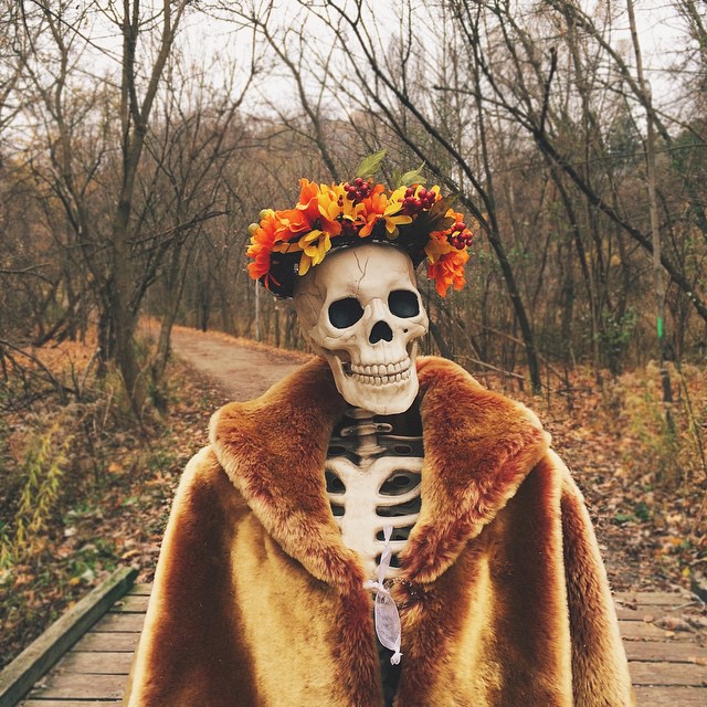 Этот скелет подражает девушкам в Instagram-7