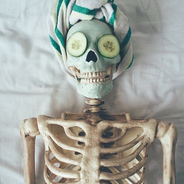 Этот скелет подражает девушкам в Instagram