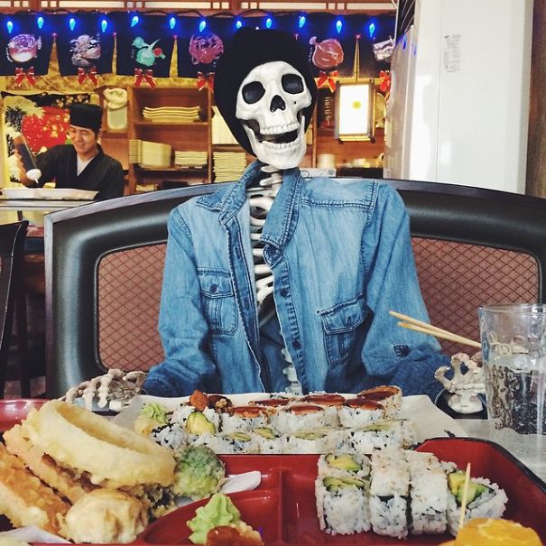 Этот скелет подражает девушкам в Instagram