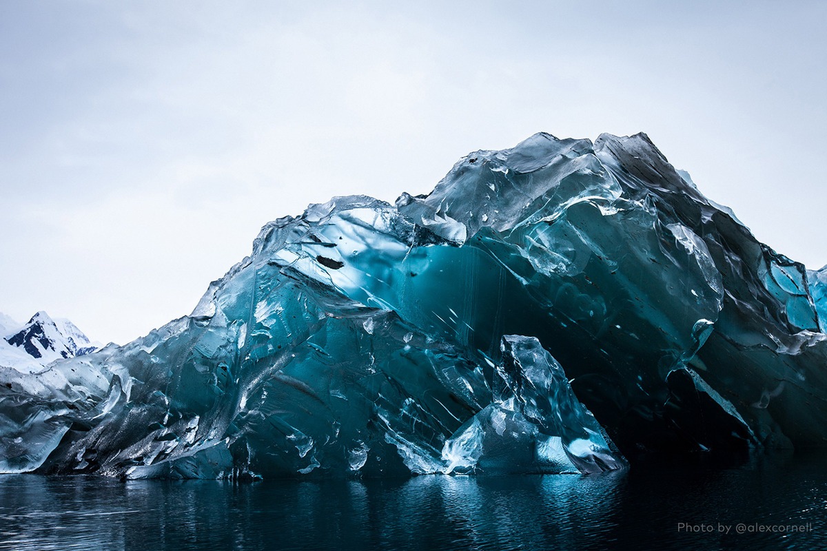 Редкие и захватывающие фотографии перевёрнутого айсберга-3