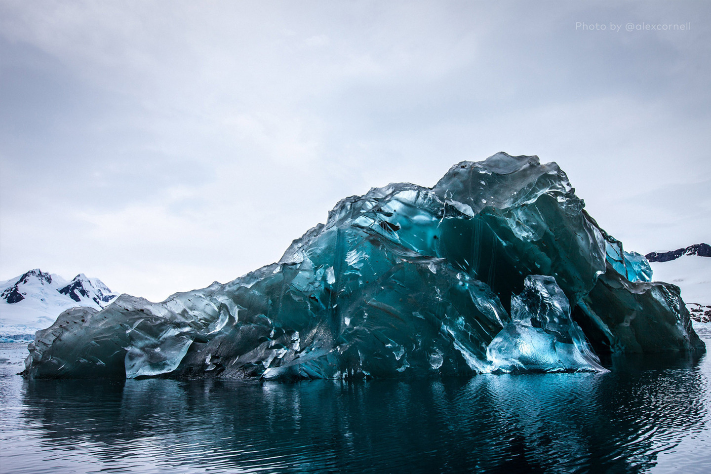Редкие и захватывающие фотографии перевёрнутого айсберга-2