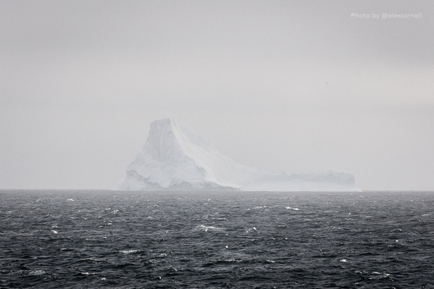 Редкие и захватывающие фотографии перевёрнутого айсберга-6