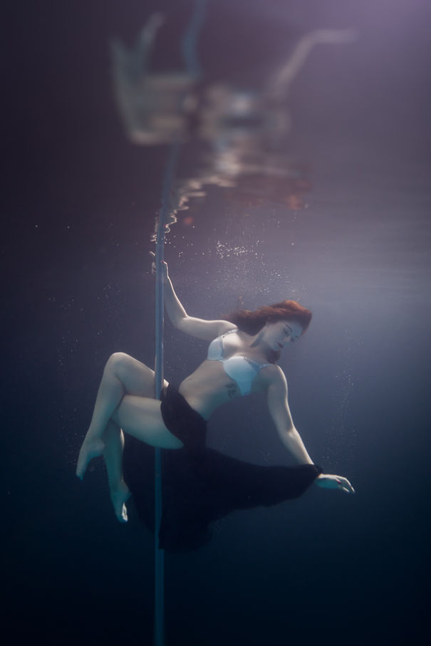 Танцы на пилоне под водой. Фотограф Бретт Стенли
