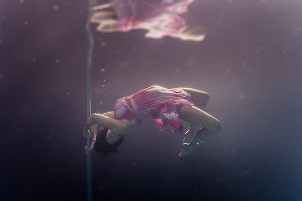 Танцы на пилоне под водой. Фотограф Бретт Стенли