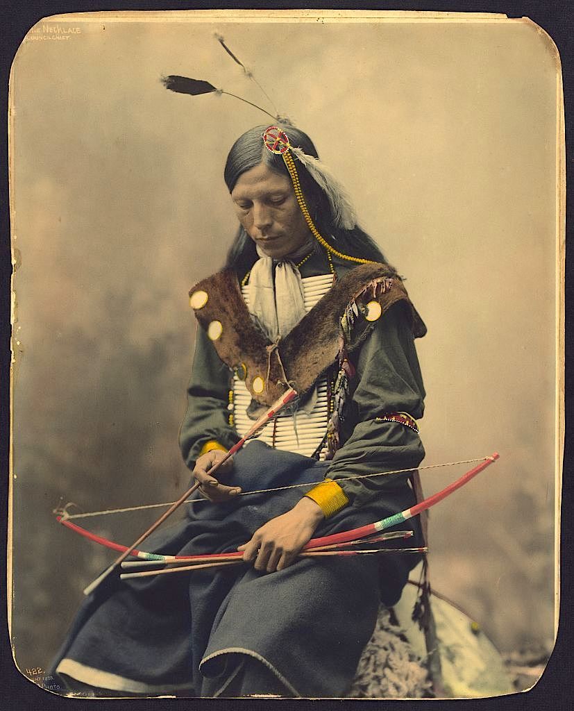 Ожерелье из костей. Вождь племени оглала лакота, 1899, Heyn Photo