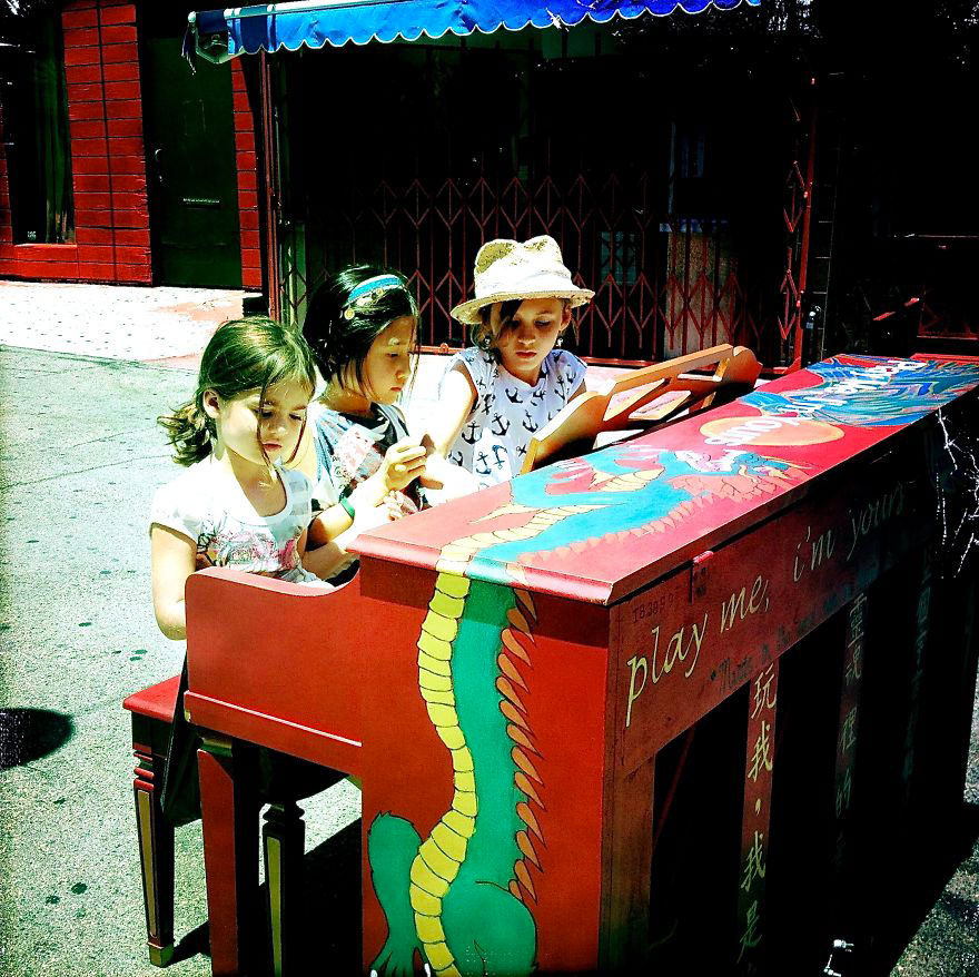 69 раскрашенных уличных пианино в разных городах мира-54