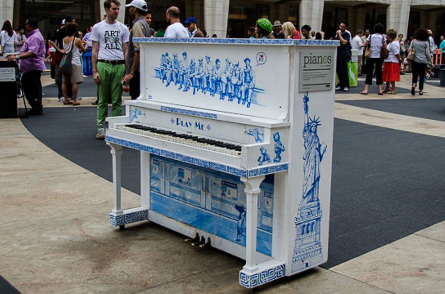 69 раскрашенных уличных пианино в разных городах мира-50