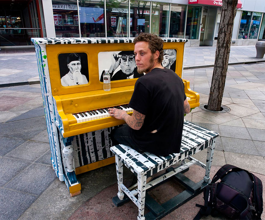 69 раскрашенных уличных пианино в разных городах мира-26