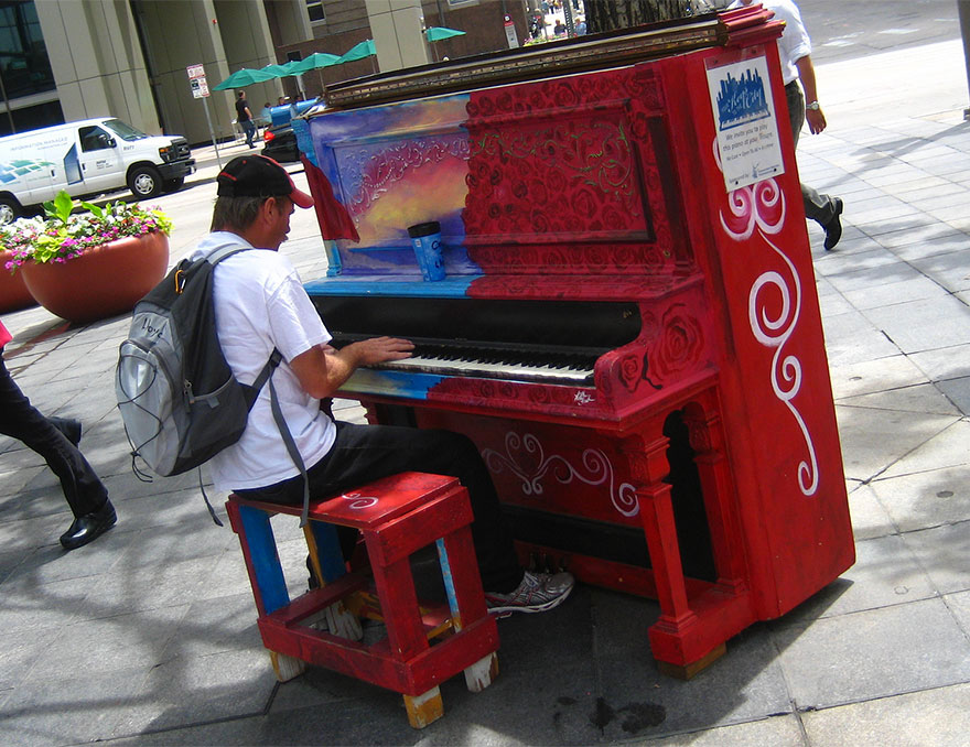69 раскрашенных уличных пианино в разных городах мира-15