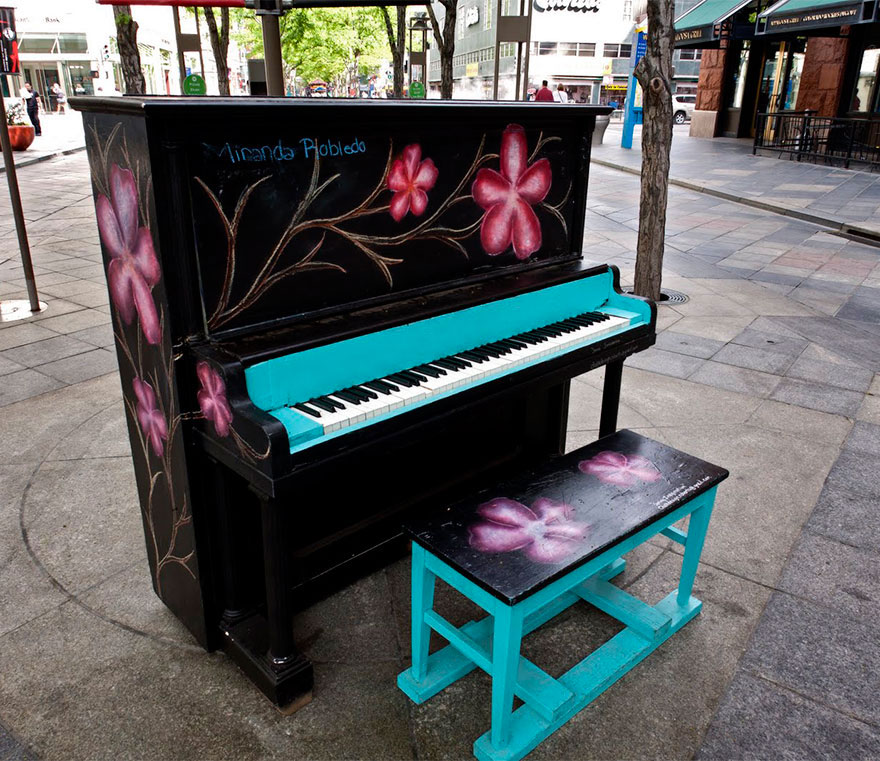 69 раскрашенных уличных пианино в разных городах мира-30