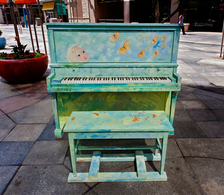 69 раскрашенных уличных пианино в разных городах мира-39