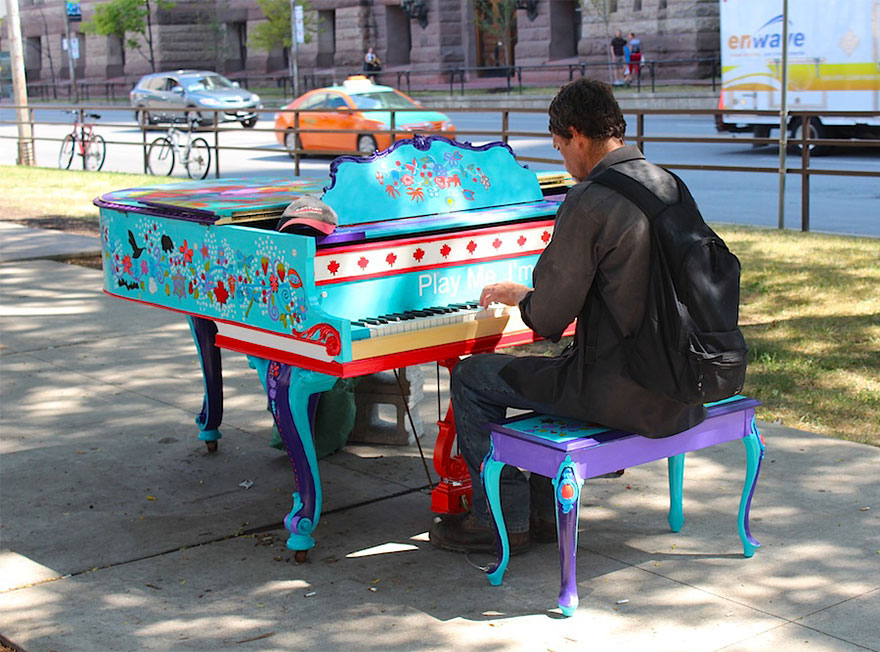 69 раскрашенных уличных пианино в разных городах мира-6