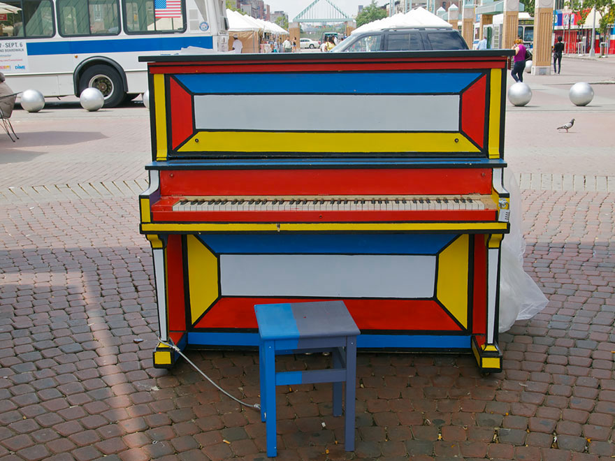 69 раскрашенных уличных пианино в разных городах мира-48