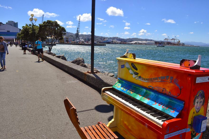69 раскрашенных уличных пианино в разных городах мира-61