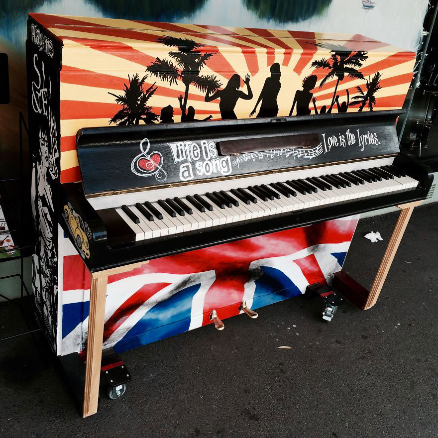 69 раскрашенных уличных пианино в разных городах мира-64