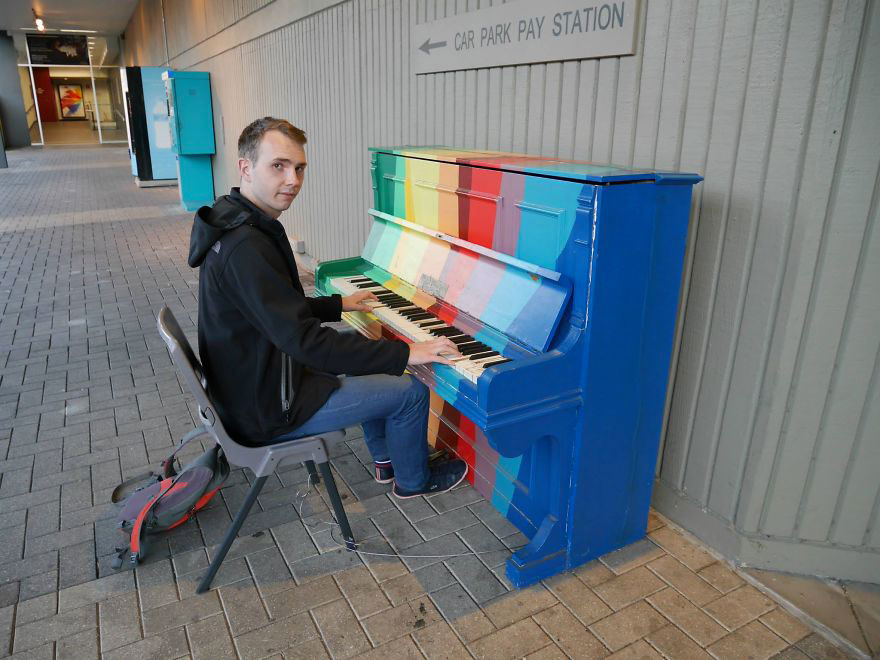 69 раскрашенных уличных пианино в разных городах мира-45