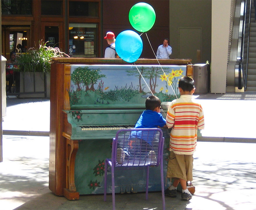 69 раскрашенных уличных пианино в разных городах мира-20