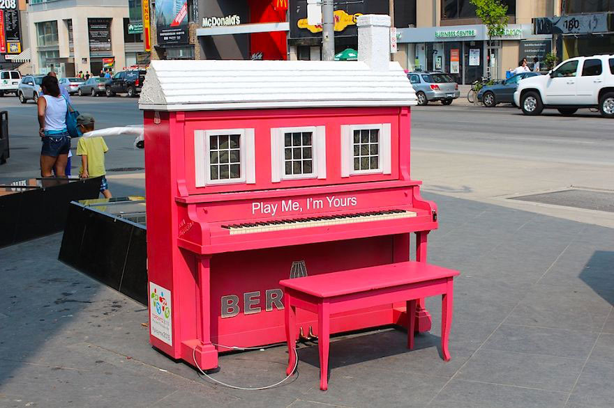 69 раскрашенных уличных пианино в разных городах мира-7